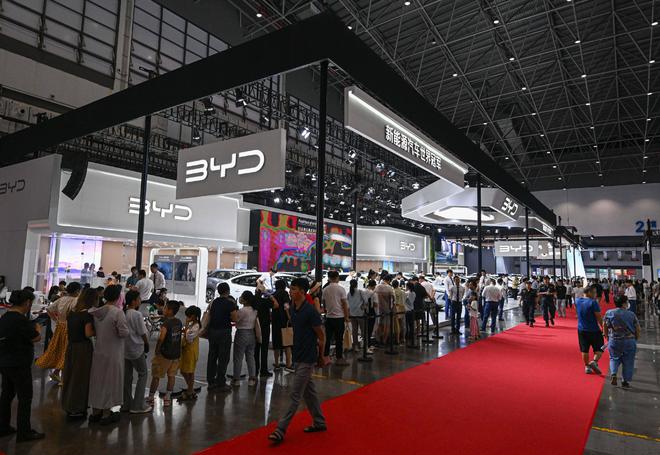 B体育：中国近三年新能源汽车销量：22年688万辆23年949万24年差距大(图5)