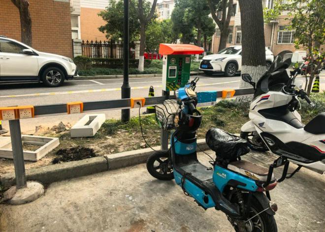 充电桩不足、管道漏水……社区难题如何解？(图1)